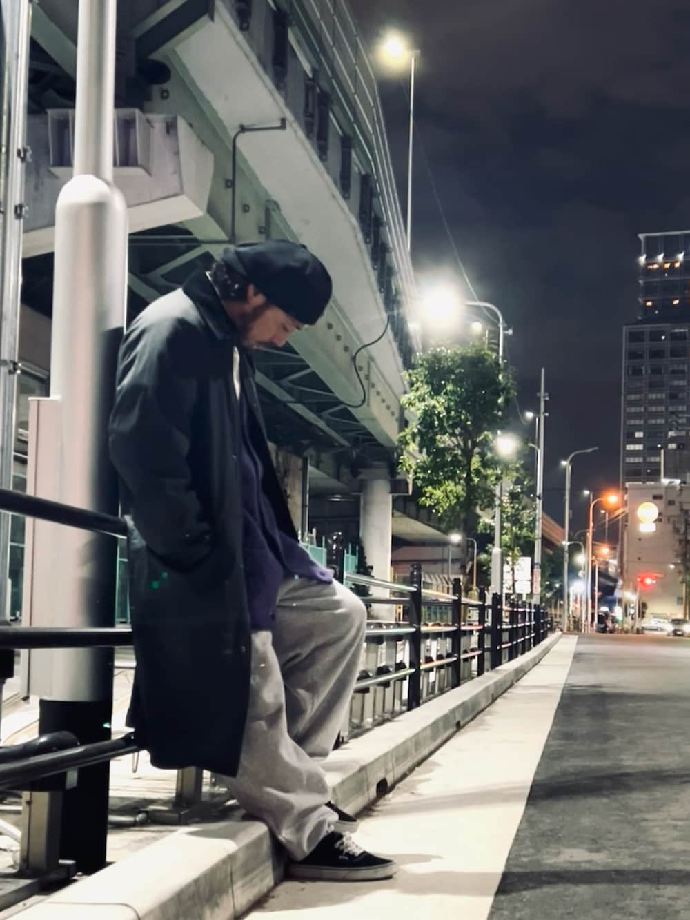 パープル系のカーディガン/ボレロ、グレー系のステンカラーコート、グレー系のスウェットパンツを着用したメンズの冬コーディネートの2枚目の写真