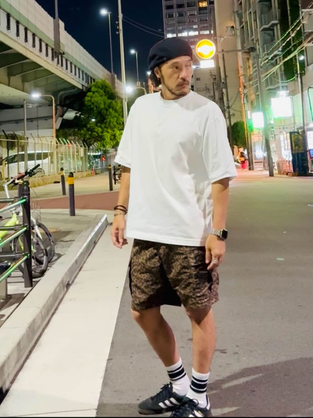 ホワイト系のTシャツ/カットソー、その他のカーゴパンツ、ブラック系のスニーカーを着用したメンズの夏コーディネートの2枚目の写真