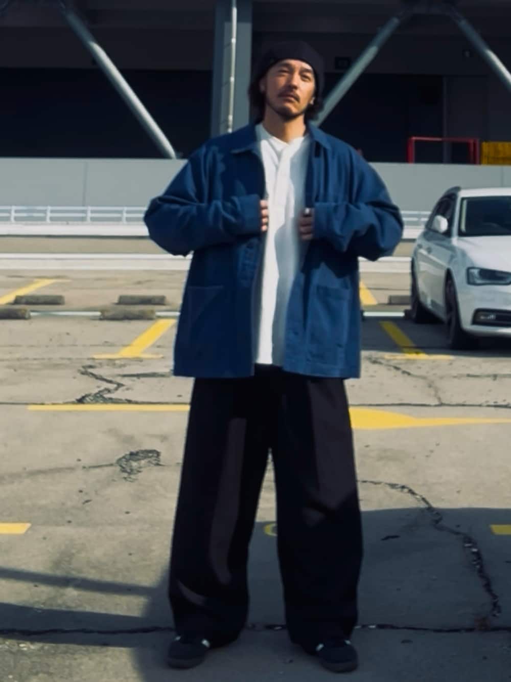 ブラウン系のジャケット/アウター、ブルー系のジャケット/アウター、ブラック系のパンツを着用したメンズの冬コーディネートの2枚目の写真