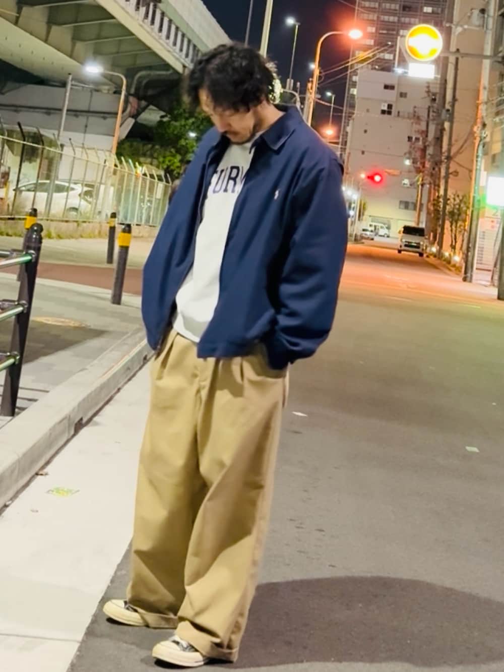 ブルー系のジャケット/アウター、グレー系のスウェット、ベージュ系のチノパンツを着用したメンズの春コーディネートの2枚目の写真