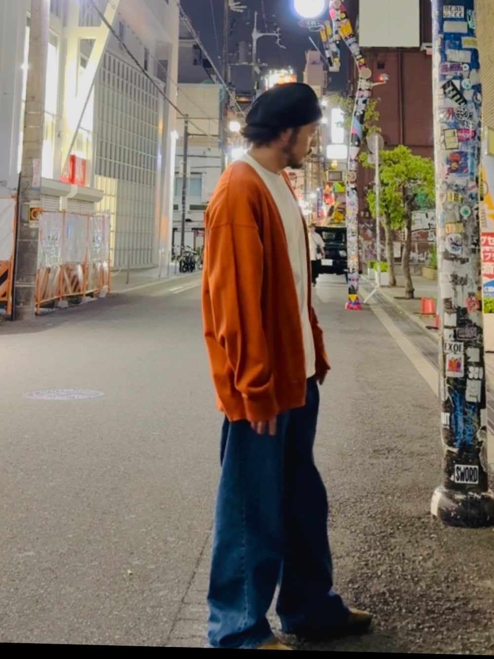 ブルー系のデニムパンツ、ホワイト系のTシャツ/カットソー、オレンジ系のカーディガン/ボレロを着用したメンズの春コーディネートの2枚目の写真