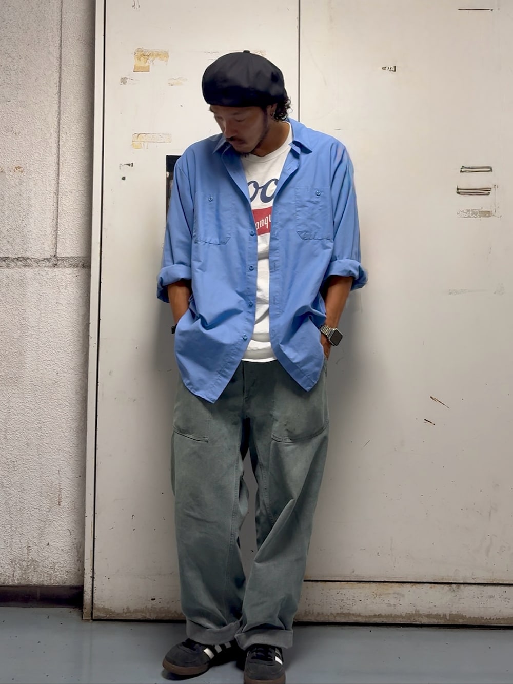 ブルー系のシャツ/ブラウス、ホワイト系のTシャツ/カットソー、グレー系のデニムパンツを着用したメンズの夏コーディネートの2枚目の写真