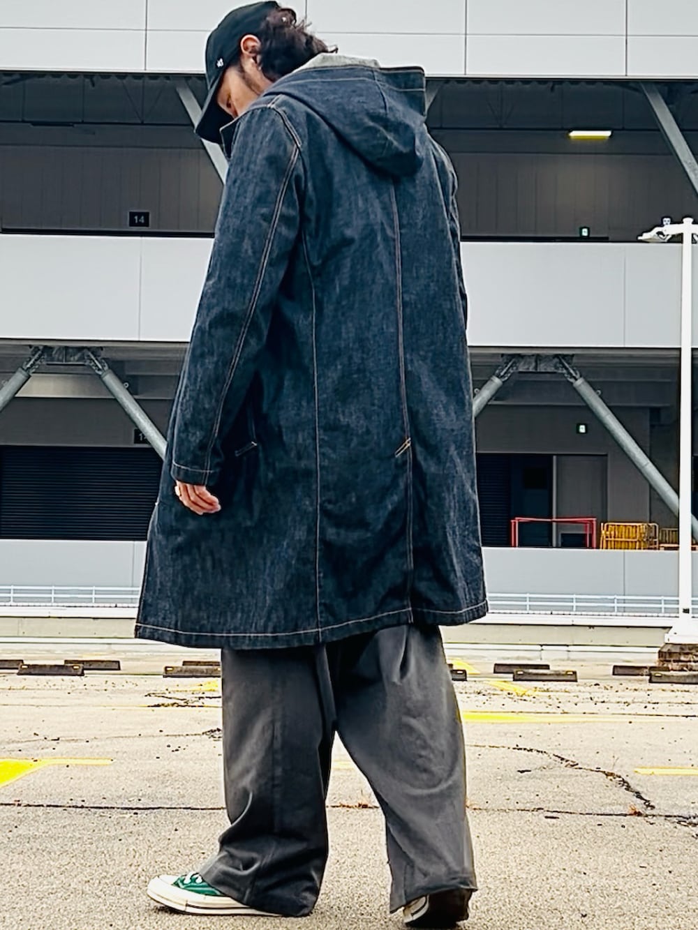 グレー系のスウェット、ブルー系のダウンジャケット/コート、グレー系のスラックスを着用したメンズの冬コーディネートの2枚目の写真