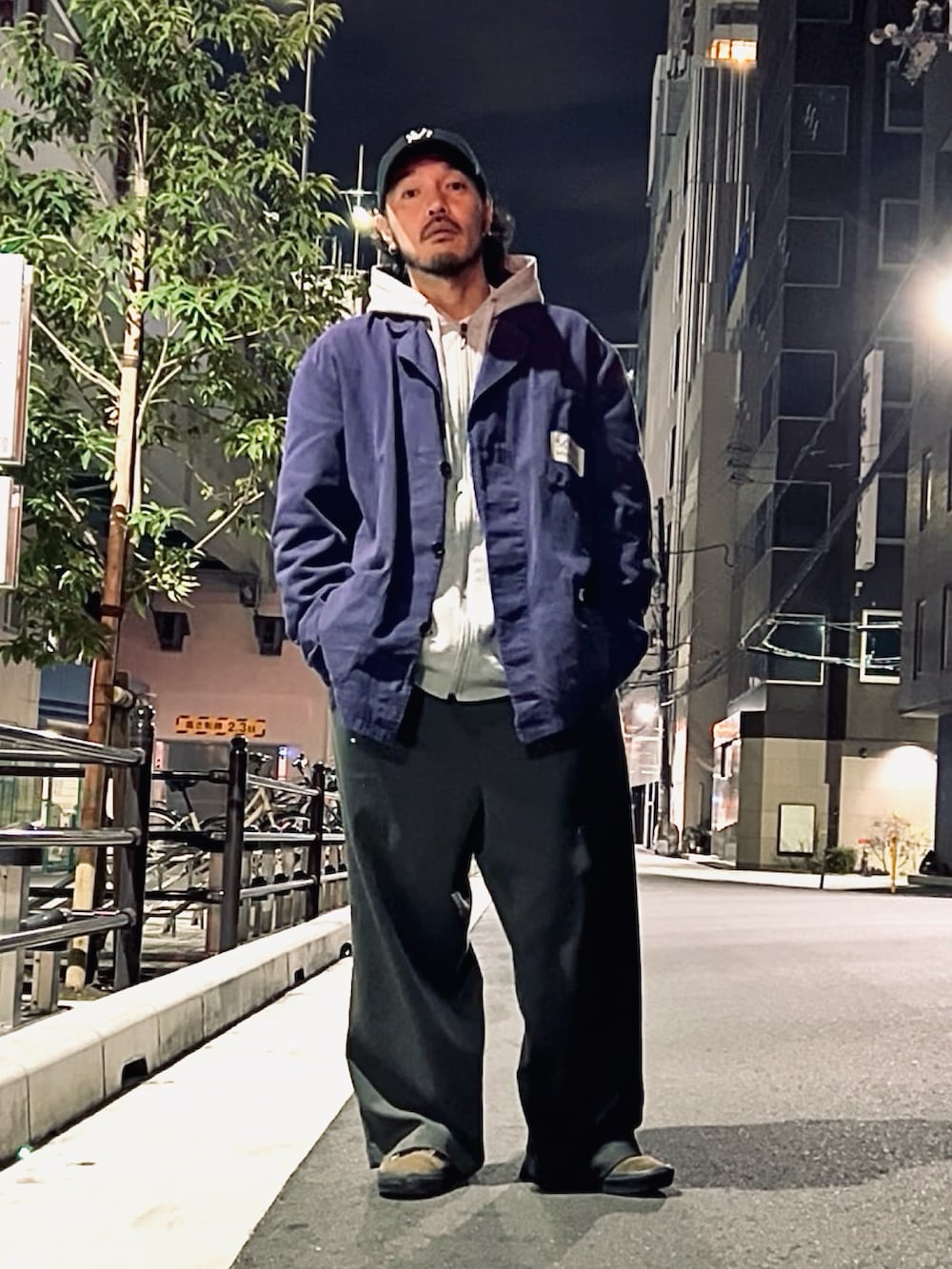 グレー系のスウェット、パープル系のジャケット/アウター、グレー系のスラックスを着用したメンズの冬コーディネートの2枚目の写真