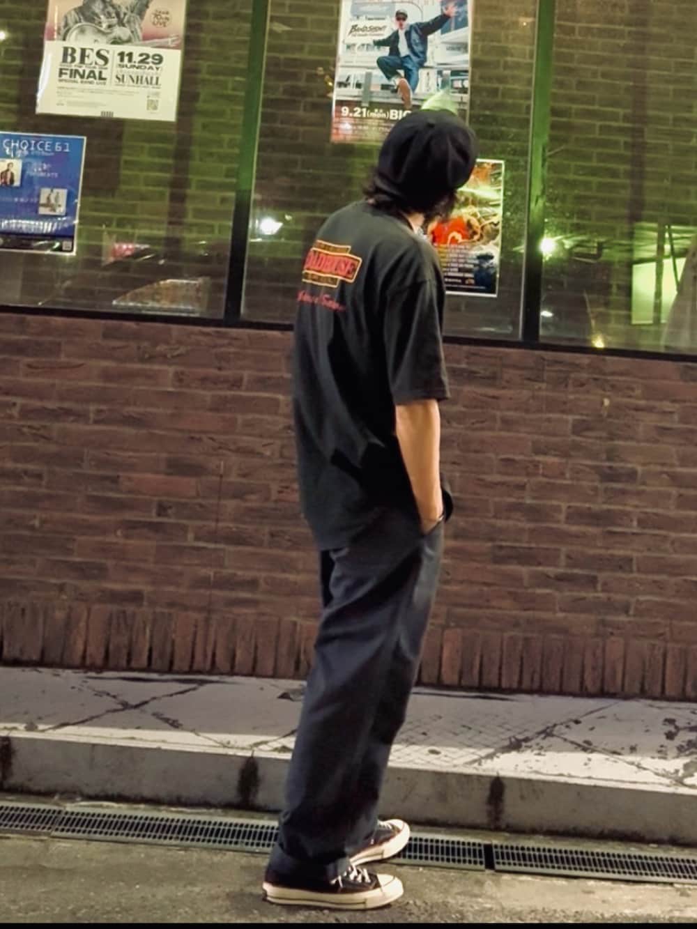 ブラック系のTシャツ/カットソー、グレー系のチノパンツ、ブラック系のキャスケットを着用したメンズの夏コーディネートの2枚目の写真