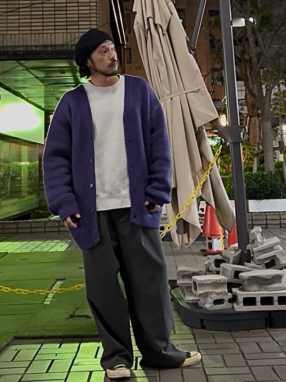 ホワイト系のスウェット、パープル系のカーディガン/ボレロ、グレー系のスラックスを着用したメンズの冬コーディネートの2枚目の写真