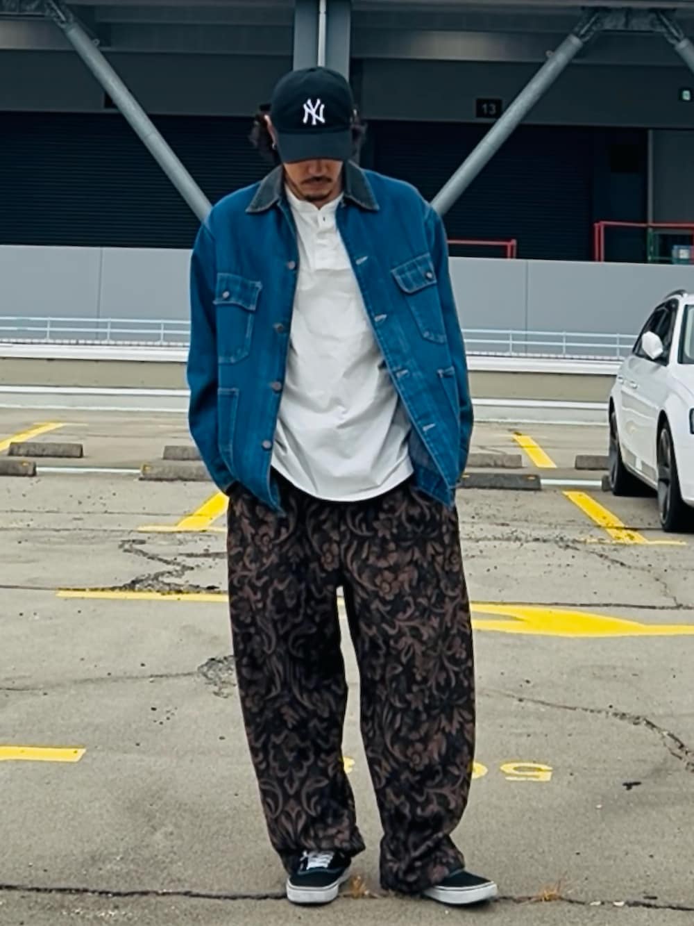 ブルー系のデニムジャケット、ホワイト系のTシャツ/カットソー、ブラック系のその他パンツを着用したメンズの冬コーディネートの2枚目の写真