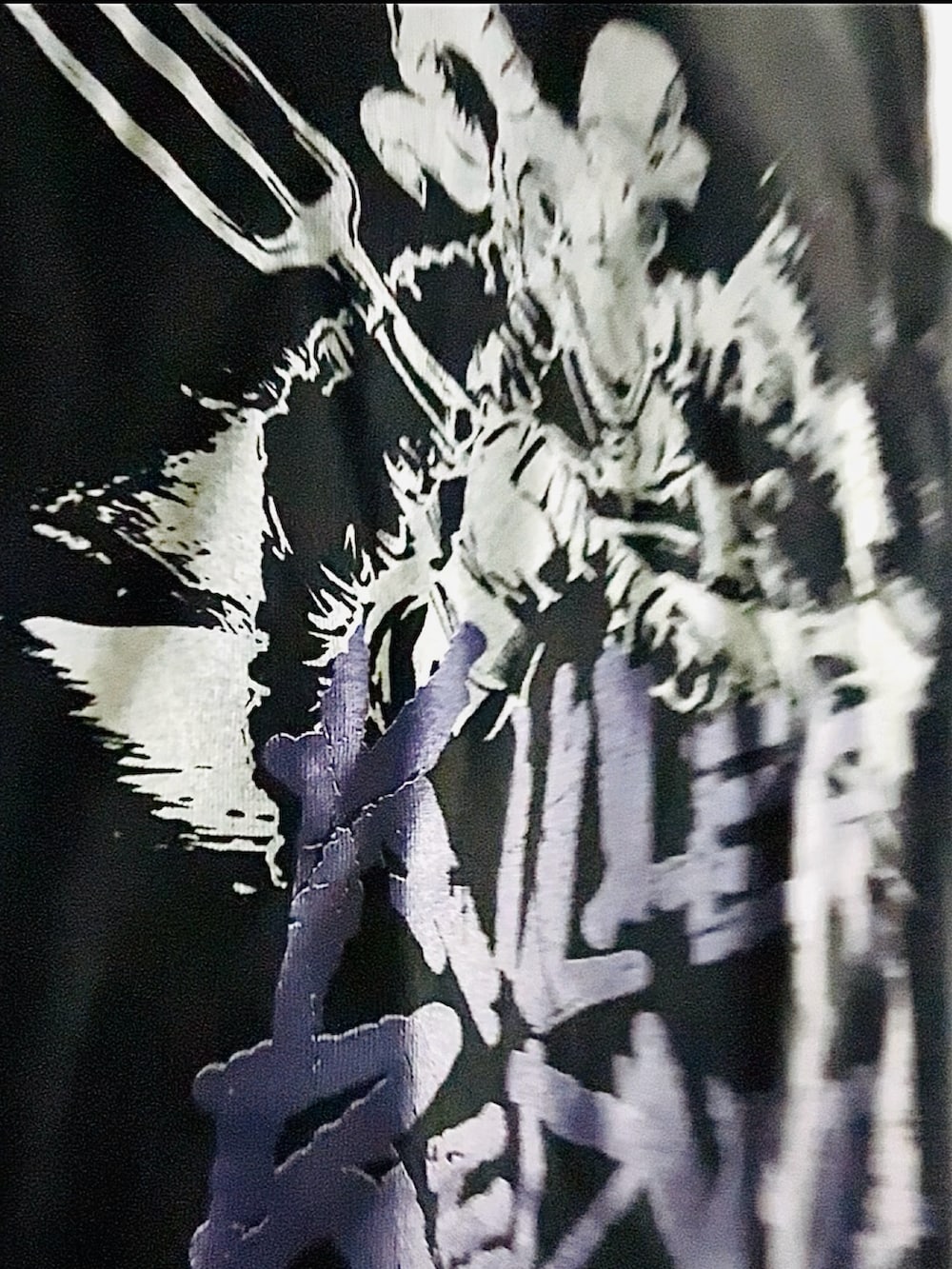 ブラック系のTシャツ/カットソー、グレー系のスラックス、ブラック系のスニーカーを着用したメンズの夏コーディネートの3枚目の写真