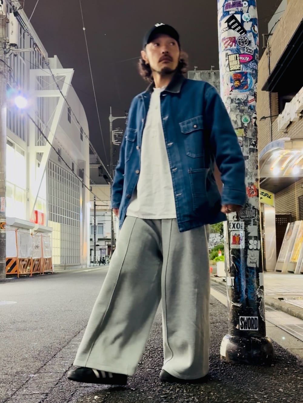 ブルー系のデニムジャケット、グレー系のその他パンツ、ブラック系のスニーカーを着用したメンズの春コーディネートの3枚目の写真