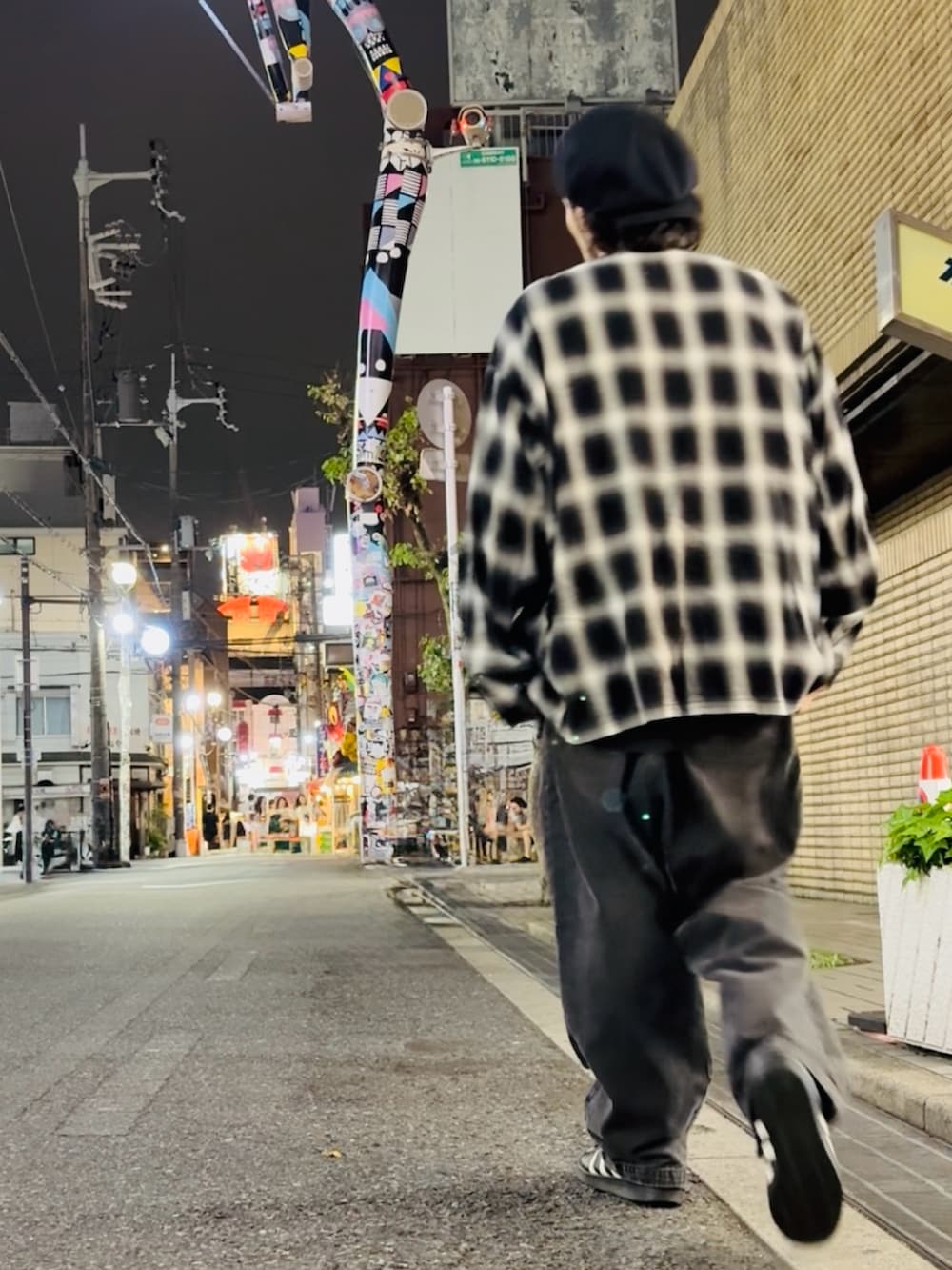 ブラック系のシャツ/ブラウス、ブラック系のTシャツ/カットソー、ブラック系のデニムパンツを着用したメンズの夏コーディネートの2枚目の写真