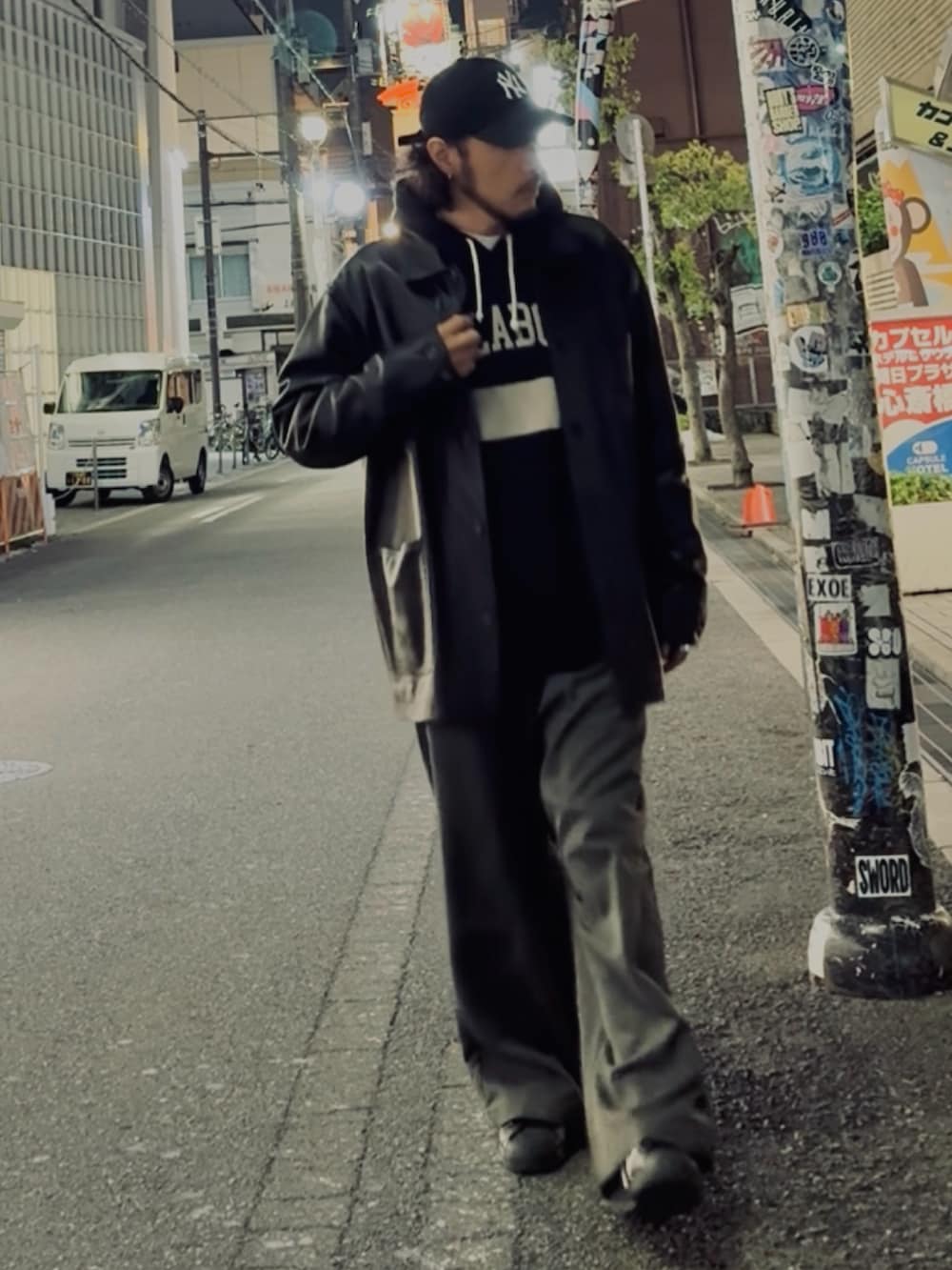 ブラック系のスニーカー、ブラック系のライダースジャケット、ブラック系のパーカーを着用したメンズの春コーディネートの2枚目の写真