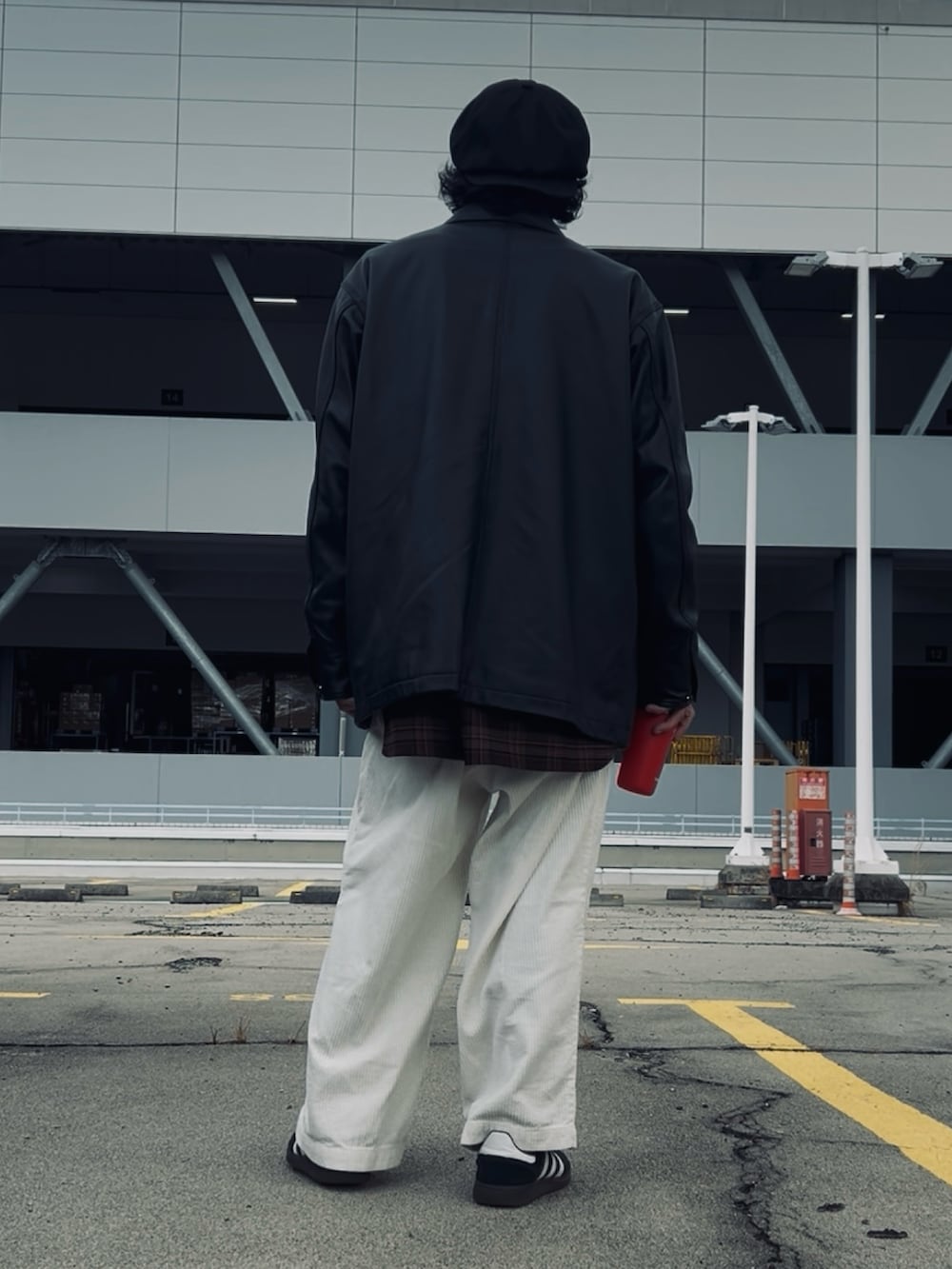 ブラック系のライダースジャケット、ブラウン系のシャツ/ブラウス、ホワイト系のその他パンツを着用したメンズの冬コーディネートの3枚目の写真