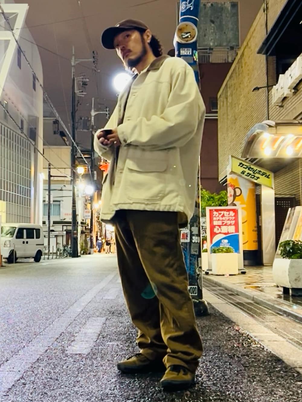 ブラウン系のスニーカー、ブラック系のスウェット、ホワイト系のデニムジャケットを着用したメンズの春コーディネートの2枚目の写真