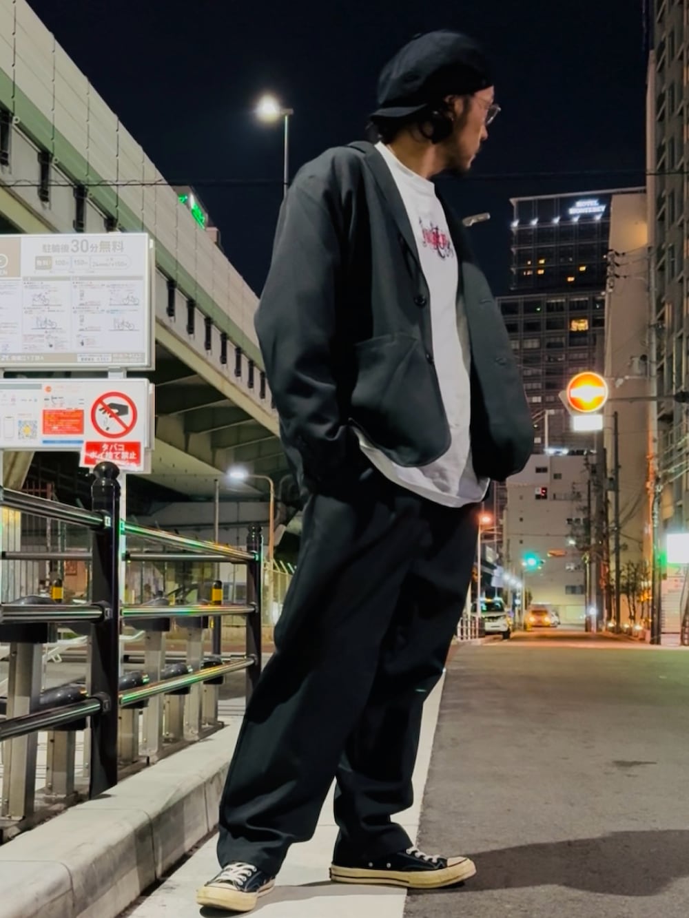 グレー系のTシャツ/カットソー、グレー系のセットアップ、グレー系のセットアップを着用したメンズの春コーディネートの3枚目の写真