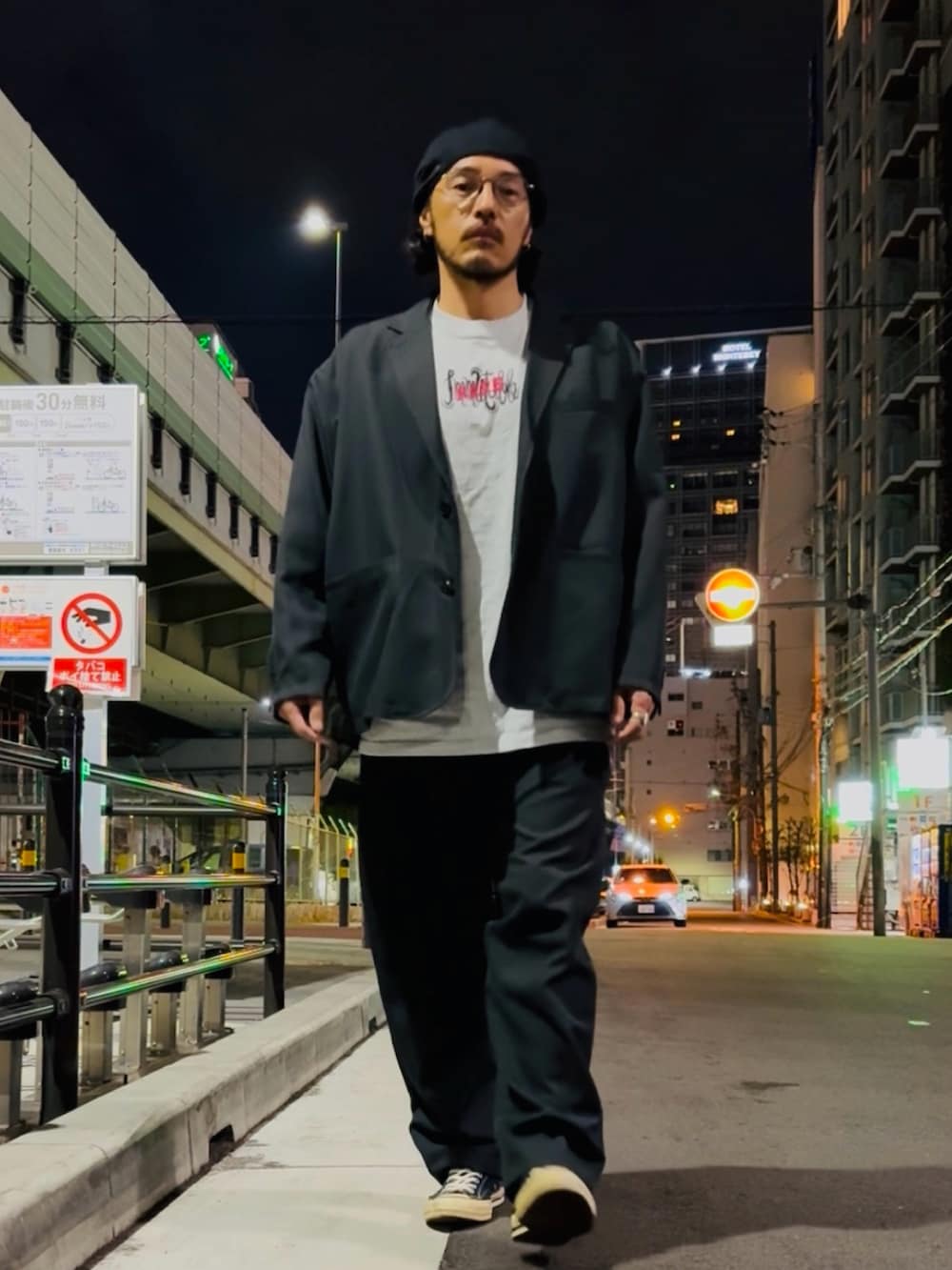 グレー系のTシャツ/カットソー、グレー系のセットアップ、グレー系のセットアップを着用したメンズの春コーディネートの2枚目の写真