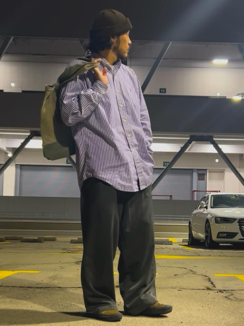 パープル系のシャツ/ブラウス、グレー系のスラックス、ブラウン系のスニーカーを着用したメンズの冬コーディネートの3枚目の写真