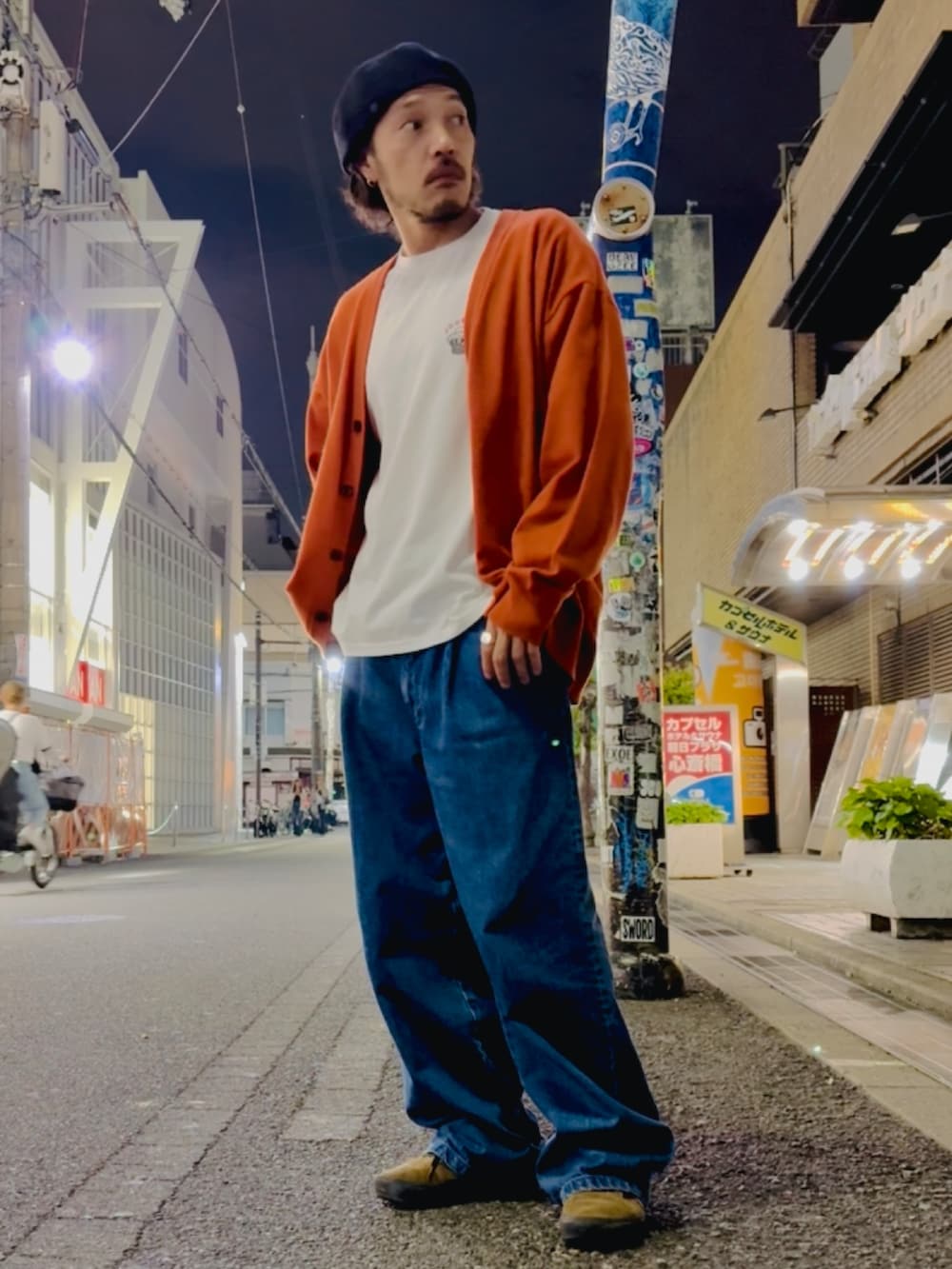 ブルー系のデニムパンツ、ホワイト系のTシャツ/カットソー、オレンジ系のカーディガン/ボレロを着用したメンズの春コーディネートの3枚目の写真