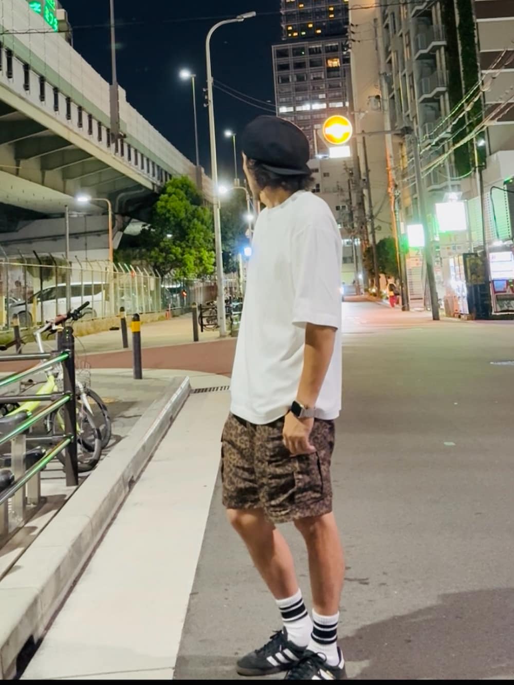 ホワイト系のTシャツ/カットソー、その他のカーゴパンツ、ブラック系のスニーカーを着用したメンズの夏コーディネートの3枚目の写真