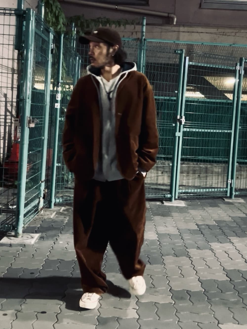 グレー系のスウェット、ホワイト系のTシャツ/カットソー、ブラウン系のセットアップを着用したメンズの冬コーディネートの3枚目の写真