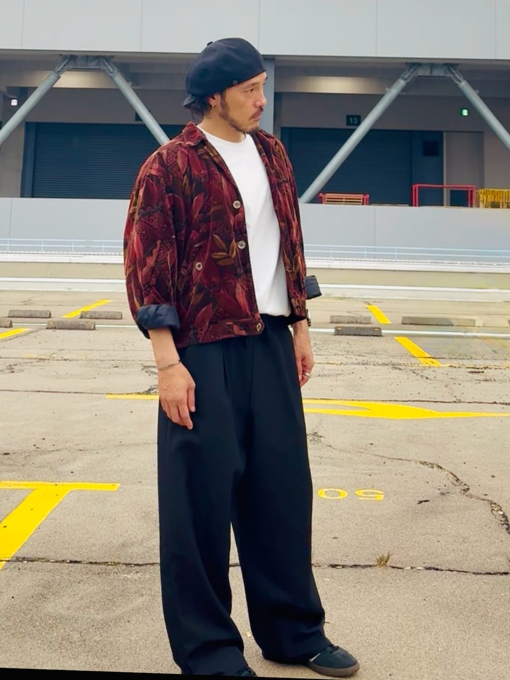 ブラウン系のジャケット/アウター、ホワイト系のTシャツ/カットソー、ブラック系のスラックスを着用したメンズの春コーディネートの2枚目の写真