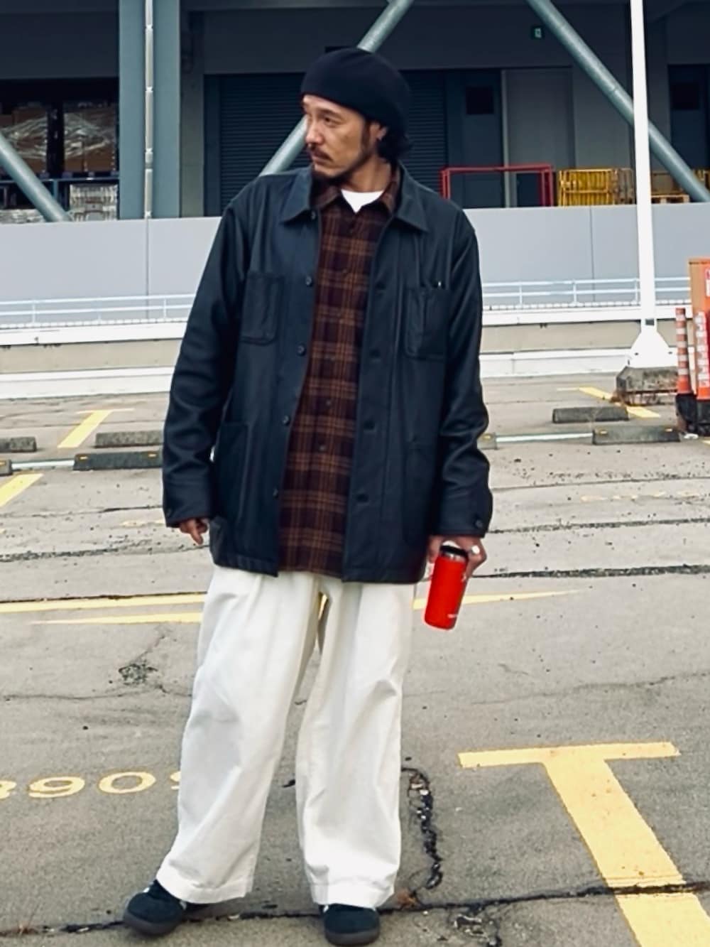 ブラック系のライダースジャケット、ブラウン系のシャツ/ブラウス、ホワイト系のその他パンツを着用したメンズの冬コーディネートの2枚目の写真