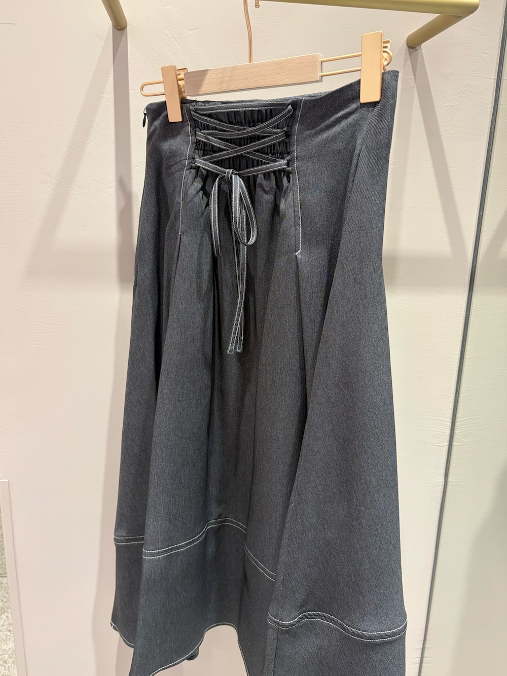 グリーン系のシャツ/ブラウス、ブラック系のスカート、ホワイト系のパンプスを着用したレディースの春コーディネートの2枚目の写真