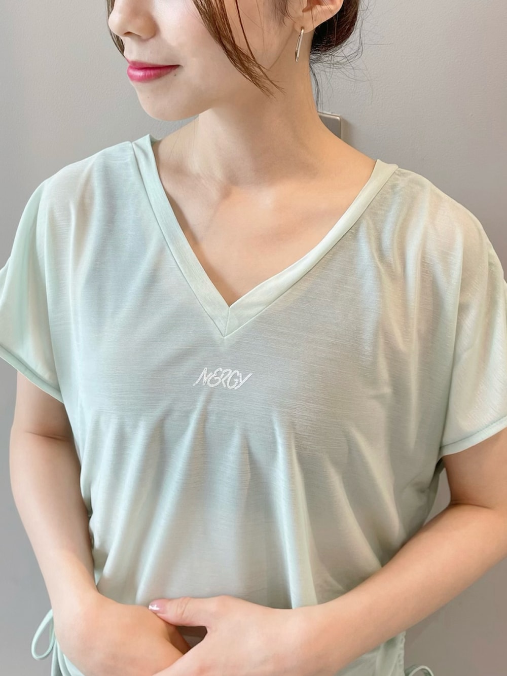 「シンプルコーデ、シースルー、ヨガ、ヨガウェア、アニエスベー、アスレジャー、ナージー(NERGY)、NIKE、ジム、トレーニング、スポーツミックス、おしゃれさんと繋がりたい、ドラマ着用、コラボ」｜「NERGYの【TBS系火曜ドラマ＃じぞ恋コラボ】前後2WAY サイドシャーリングシアートップス（Tシャツ/カットソー、グリーン系）」を使った、SHOKOさん（レディース・160cm）の春コーディネートの4枚目の写真