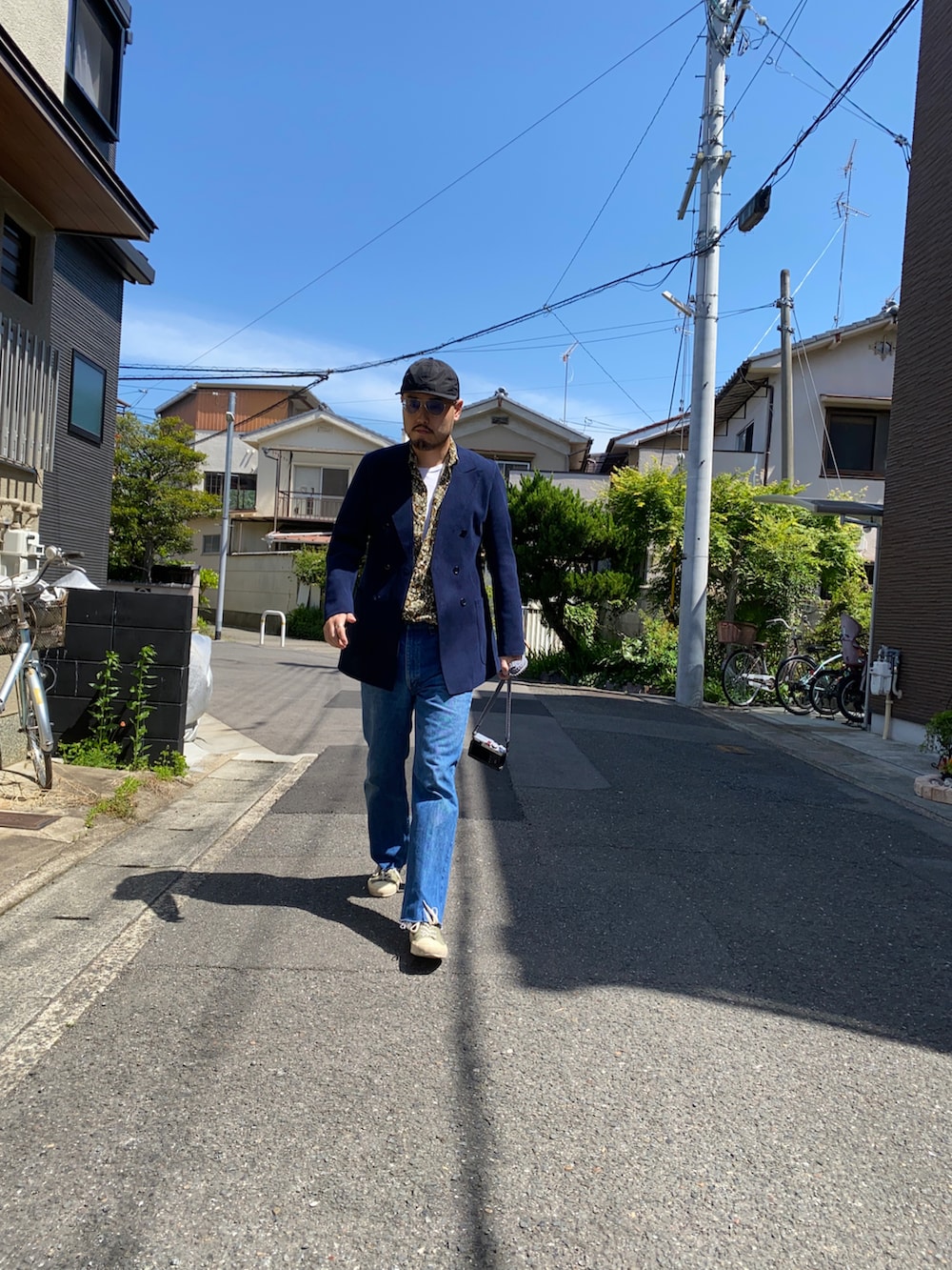 ブルー系のテーラードジャケット、グリーン系のシャツ/ブラウス、ブルー系のデニムパンツを着用したメンズの春コーディネートの3枚目の写真