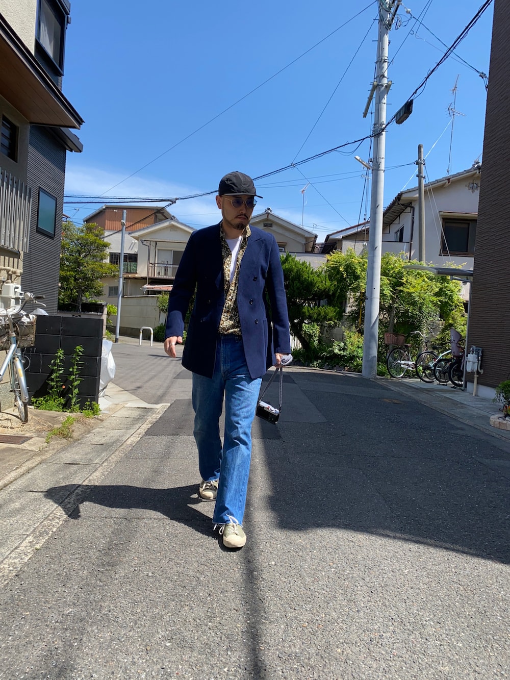 ブルー系のテーラードジャケット、グリーン系のシャツ/ブラウス、ブルー系のデニムパンツを着用したメンズの春コーディネートの2枚目の写真