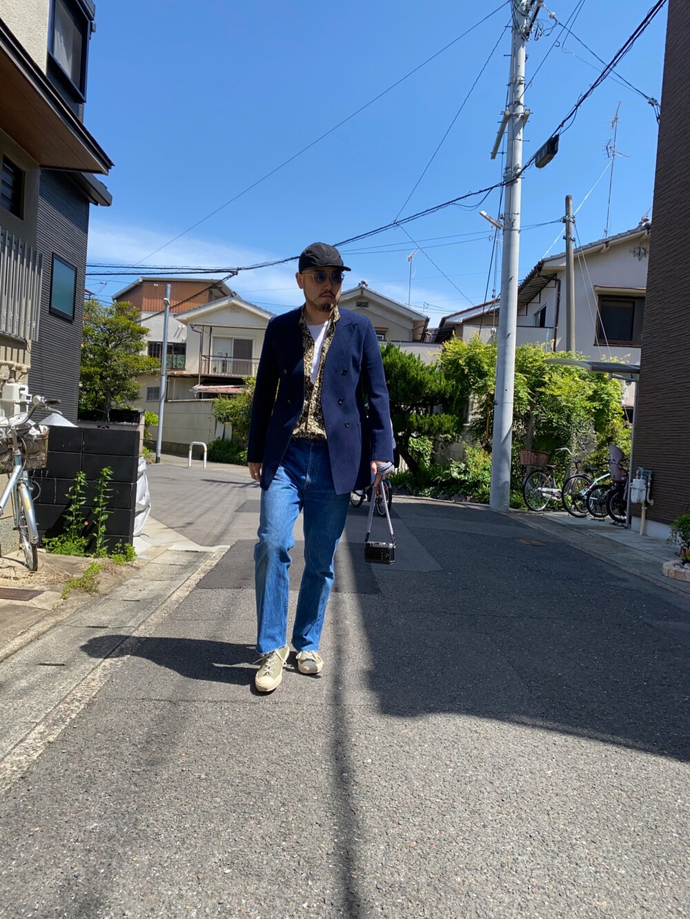 ブルー系のテーラードジャケット、グリーン系のシャツ/ブラウス、ブルー系のデニムパンツを着用したメンズの春コーディネートの4枚目の写真