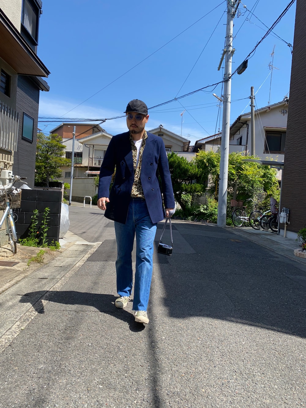 ブルー系のテーラードジャケット、グリーン系のシャツ/ブラウス、ブルー系のデニムパンツを着用したメンズの春コーディネートの5枚目の写真