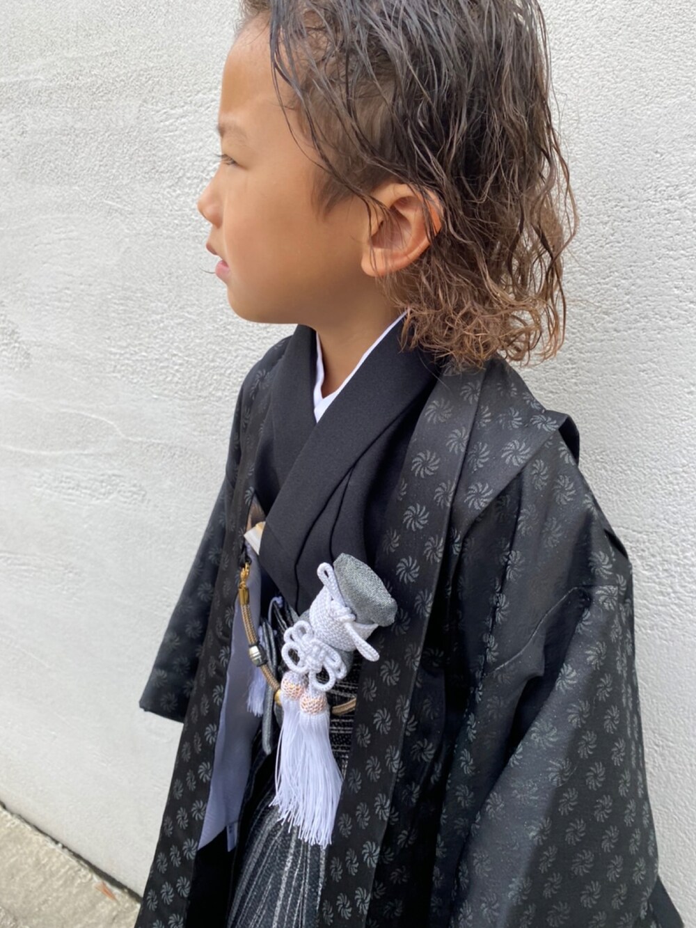 ブラック系の着物を着用したキッズの秋コーディネートの3枚目の写真