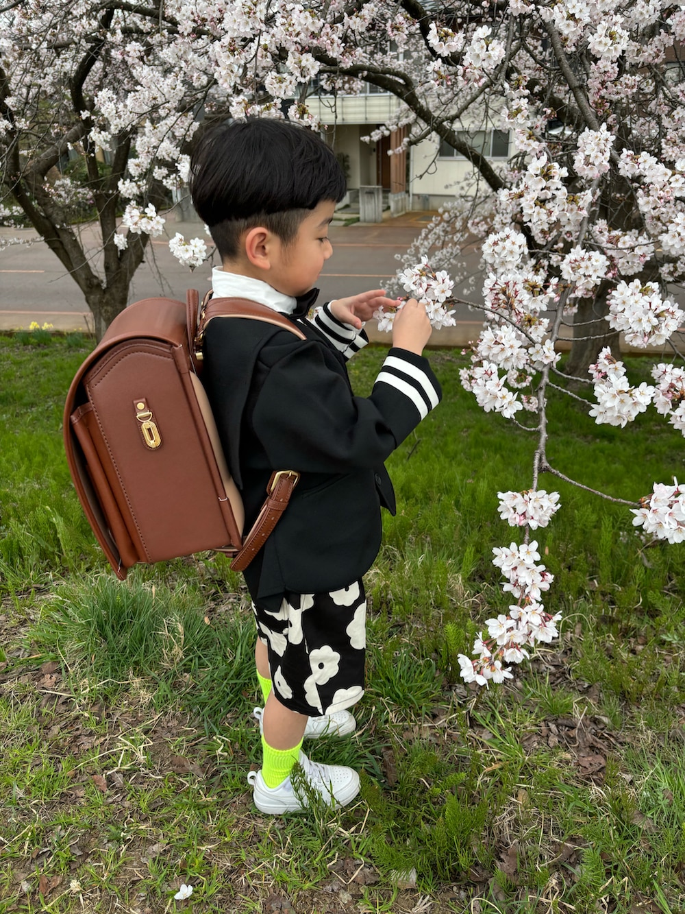 「春のNewスタイル、入学式、キッズコーデ、キッズファッション、春コーデ」｜「LOWRYS FARMのニットセーラーカーディガン　 100820（カーディガン/ボレロ、ブラック系）」を使った、onigiriboykentoさん（キッズ・121cm）の春コーディネートの3枚目の写真