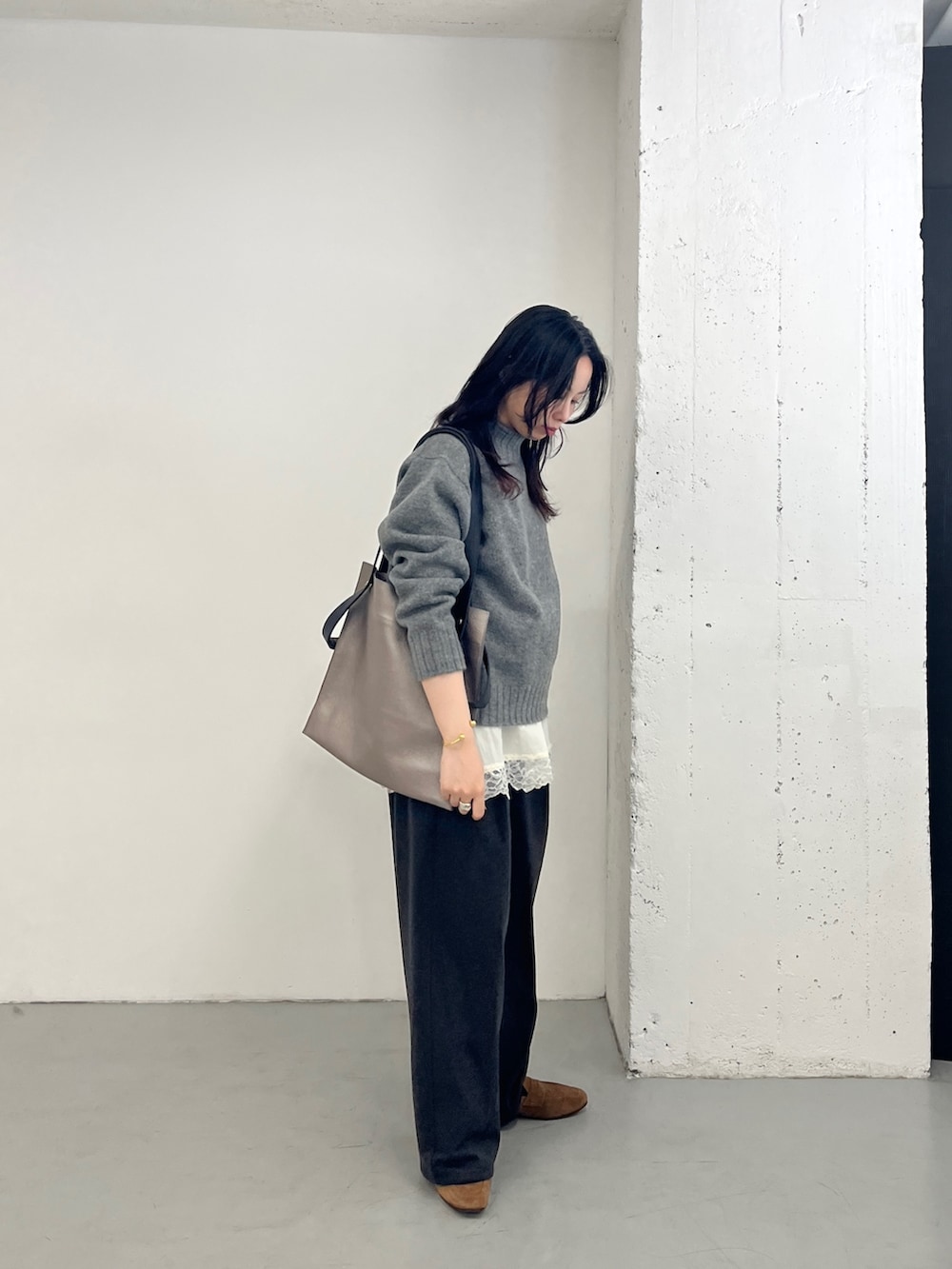 イエロー系のその他シューズ、シルバー系のトートバッグ、グレー系のニット/セーターを着用したレディースの秋コーディネートの3枚目の写真