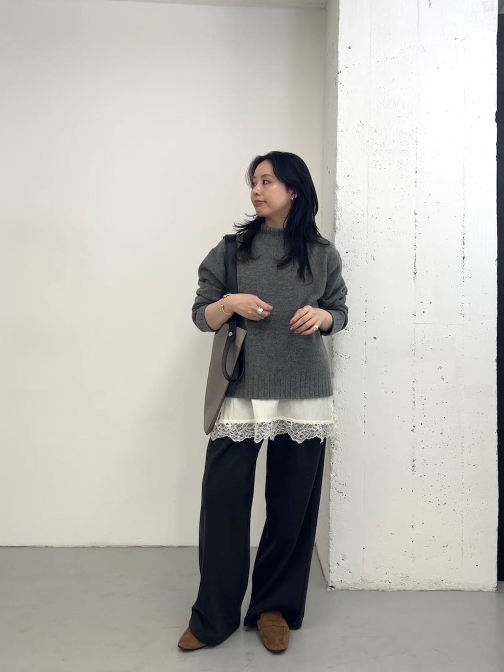 イエロー系のその他シューズ、シルバー系のトートバッグ、グレー系のニット/セーターを着用したレディースの秋コーディネートの2枚目の写真