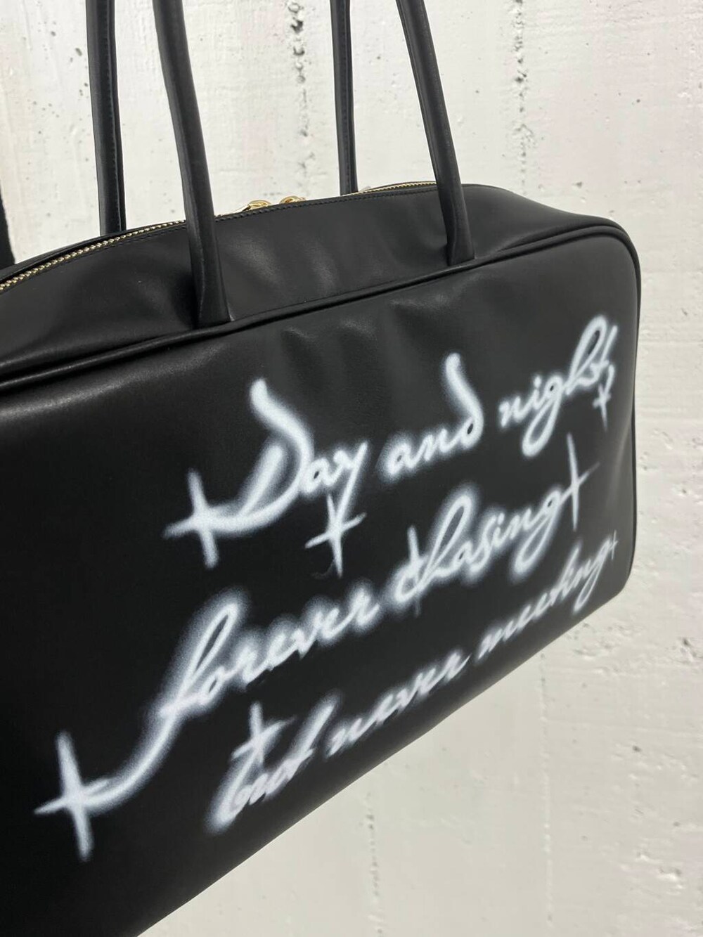 ブルー系のデニムパンツ、ブラック系のローファー、ブラック系のその他アウターを着用したレディースの春コーディネートの3枚目の写真