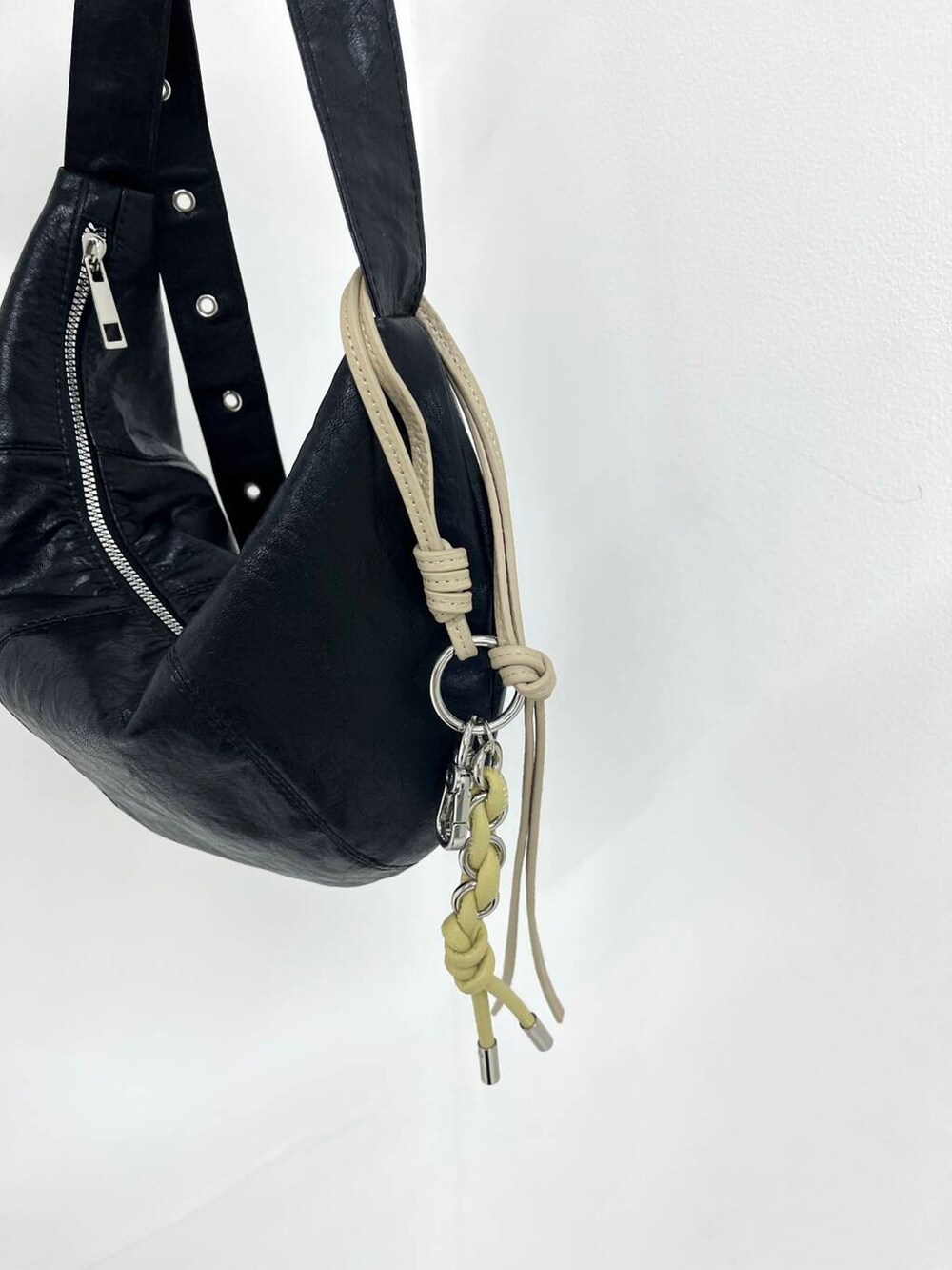 ベージュ系のキーホルダーを着用したレディースの夏コーディネートの2枚目の写真