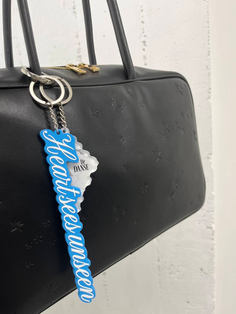 ブルー系のデニムパンツ、ブラック系のローファー、ブラック系のその他アウターを着用したレディースの春コーディネートの4枚目の写真