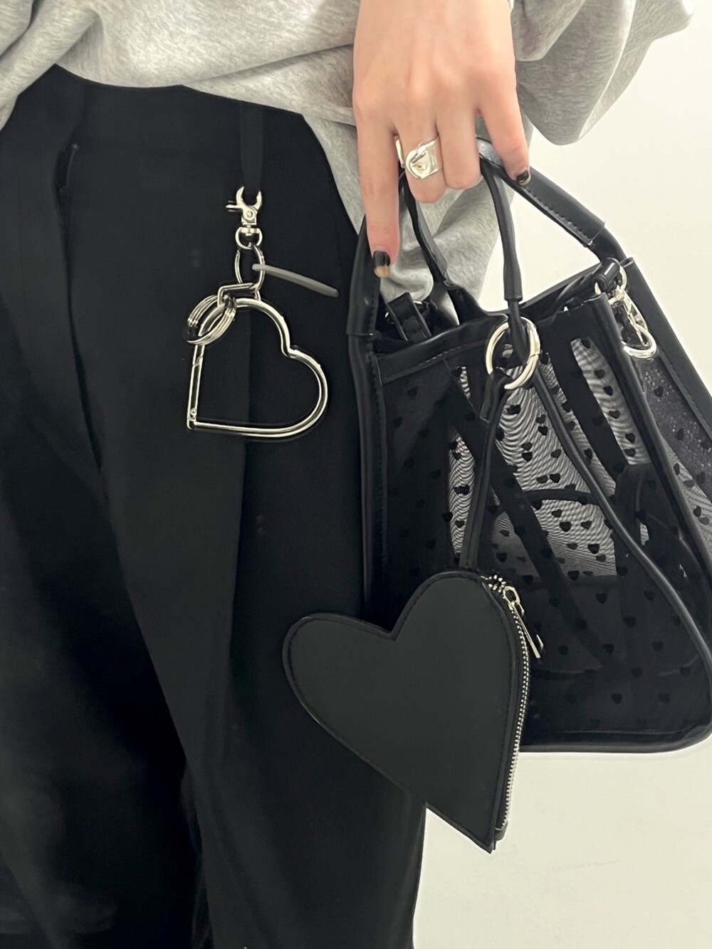 ブラック系のハンドバッグ、シルバー系のキーケース/キーアクセサリーを着用したレディースの冬コーディネートの2枚目の写真