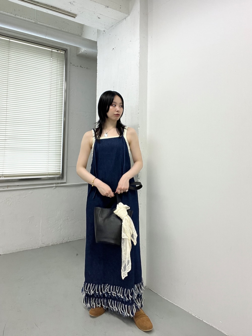 ブラック系のショルダーバッグ、ブルー系のワンピース、イエロー系のローファーを着用したレディースの夏コーディネートの2枚目の写真