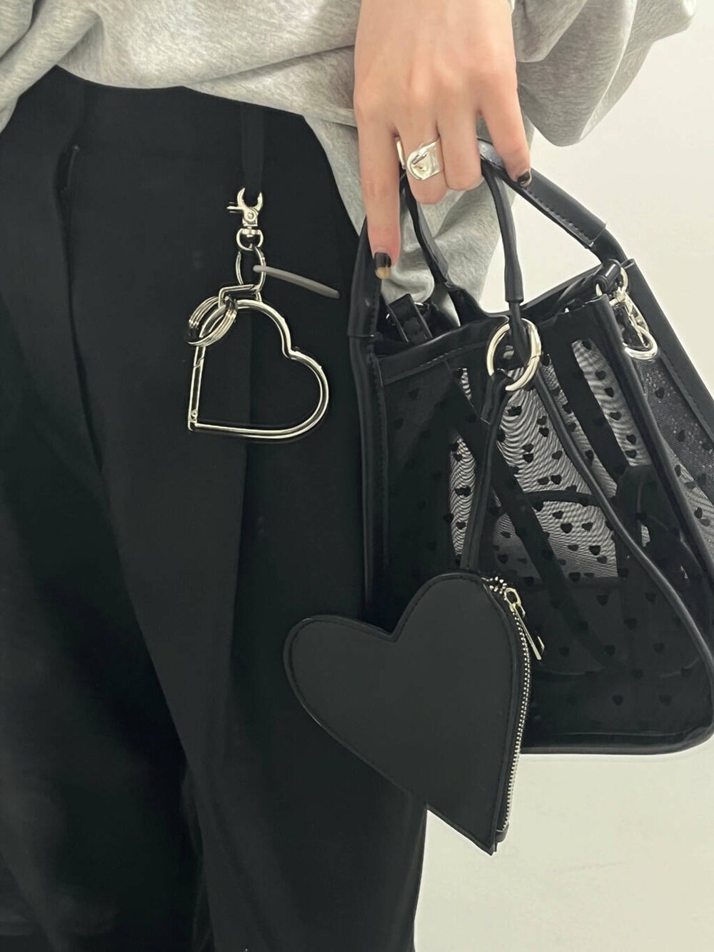 ブラック系のその他パンツ、ブラック系のハンドバッグ、グレー系のスウェットを着用したレディースの冬コーディネートの2枚目の写真