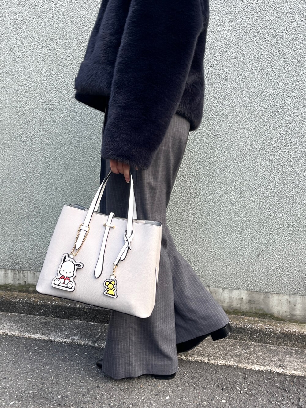 グレー系のハンドバッグ、ブルー系のその他アウター、グレー系のその他パンツを着用したレディースの秋コーディネートの2枚目の写真