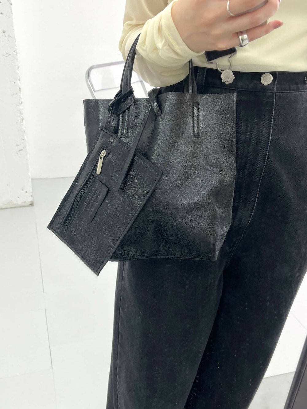 ブラック系のトートバッグ、ブラック系のサロペット/オーバーオール、ブラック系のローファーを着用したレディースの夏コーディネートの3枚目の写真