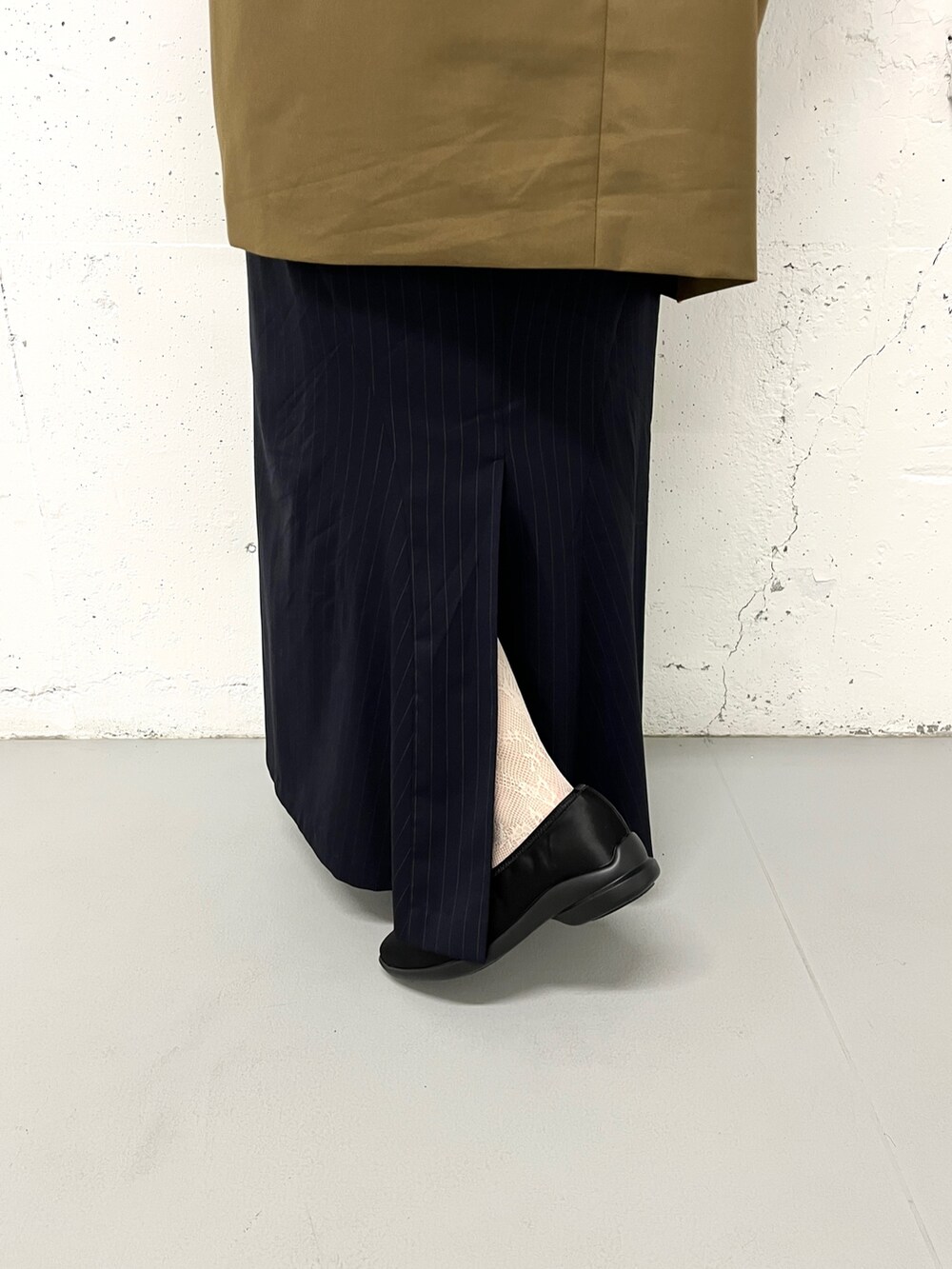 ブラック系のスニーカーを着用したレディースの冬コーディネートの3枚目の写真