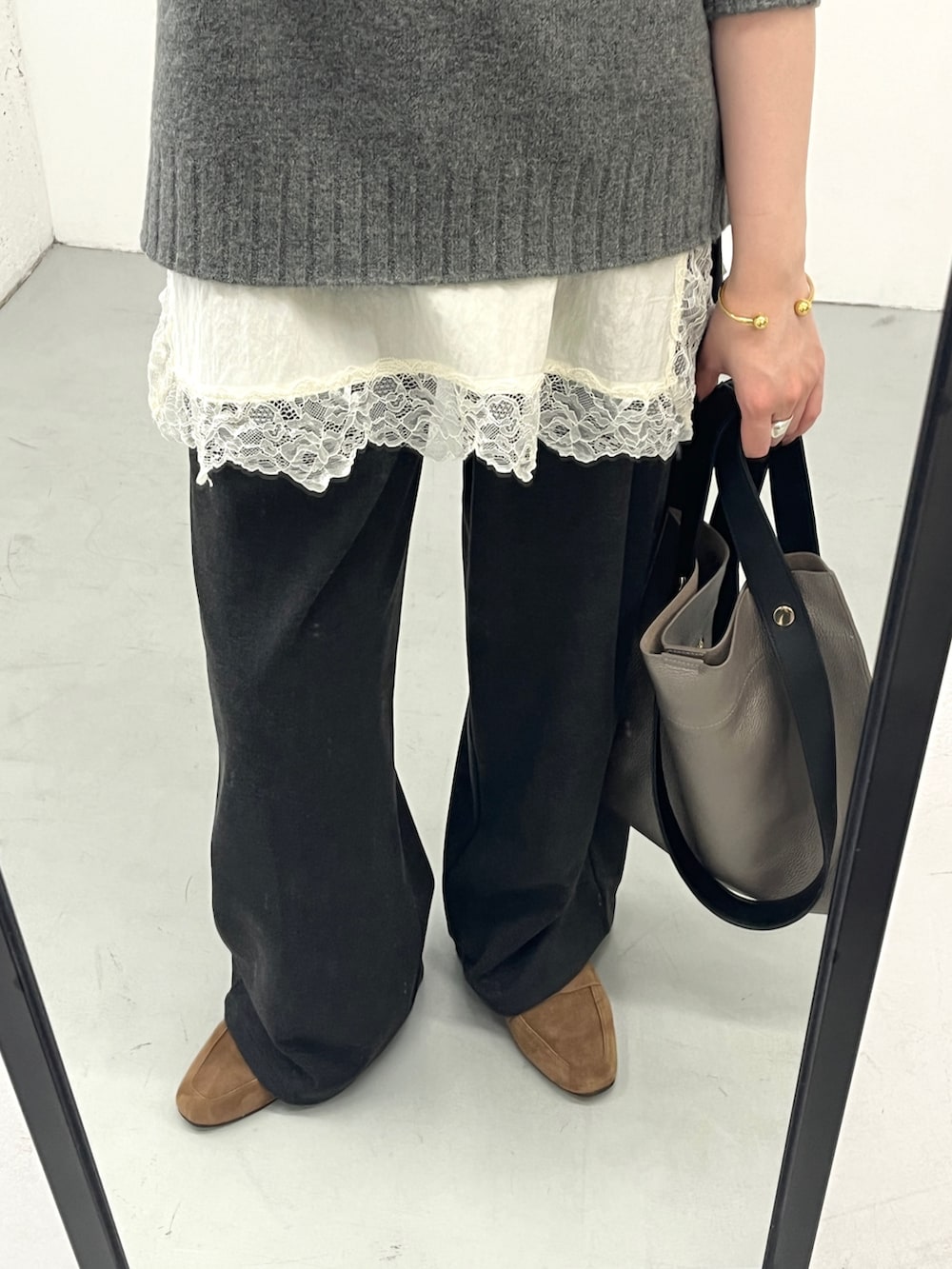 イエロー系のその他シューズ、シルバー系のトートバッグ、グレー系のニット/セーターを着用したレディースの秋コーディネートの4枚目の写真