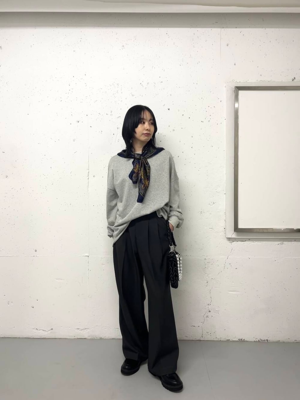 ブラック系のローファー、グレー系のその他パンツ、グレー系のスウェットを着用したレディースの冬コーディネートの2枚目の写真