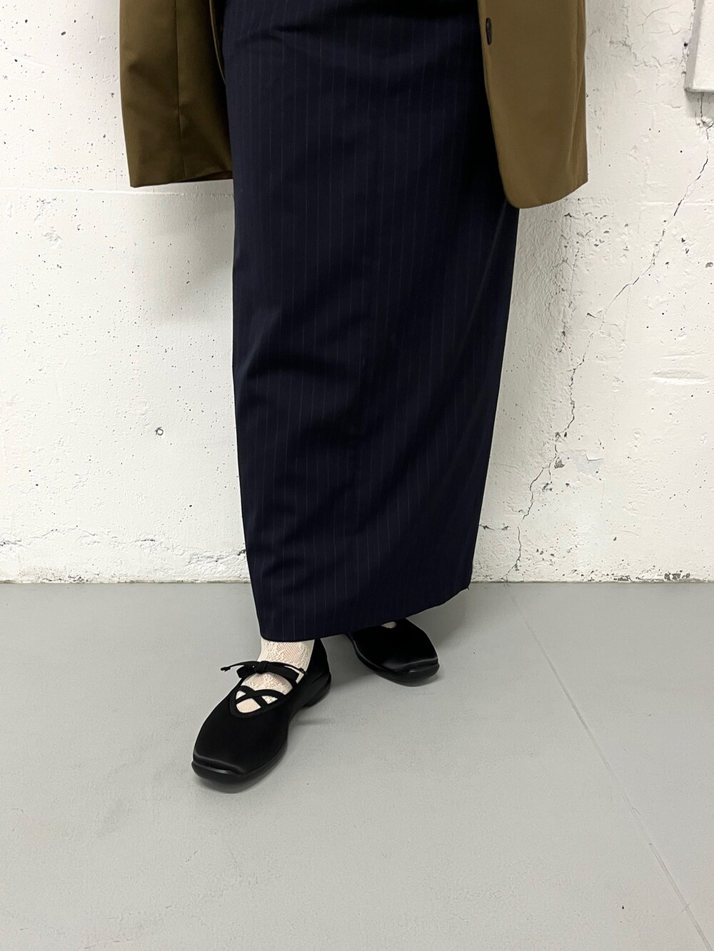 ブラック系のスニーカーを着用したレディースの冬コーディネートの2枚目の写真