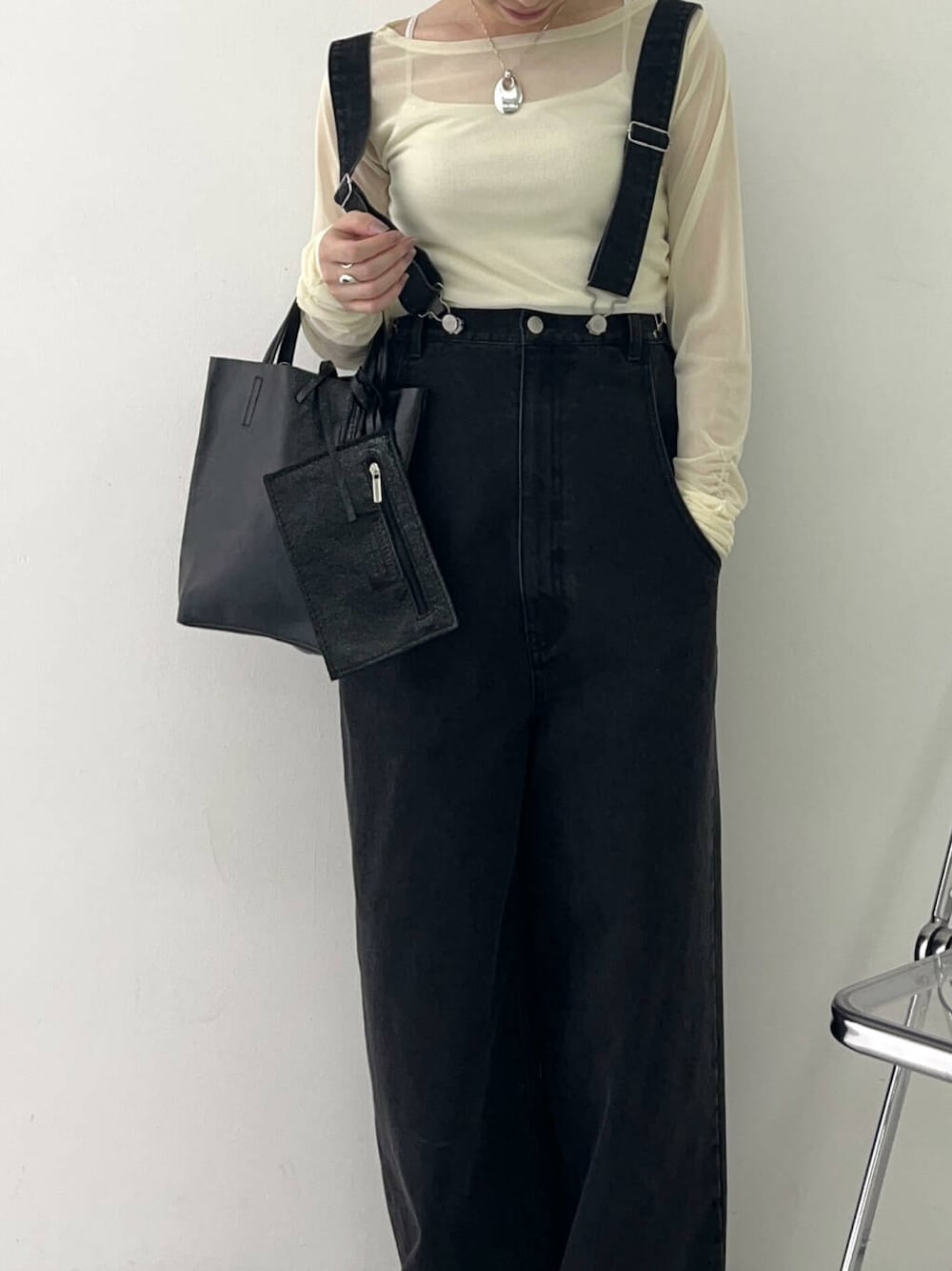 ブラック系のトートバッグ、ブラック系のサロペット/オーバーオール、ブラック系のローファーを着用したレディースの夏コーディネートの2枚目の写真