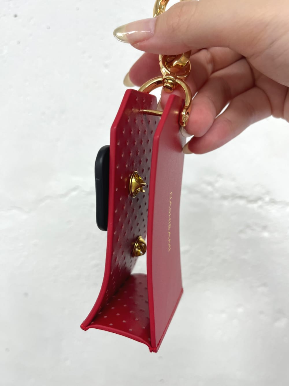 レッド系のキーホルダーを着用したレディースの冬コーディネートの5枚目の写真