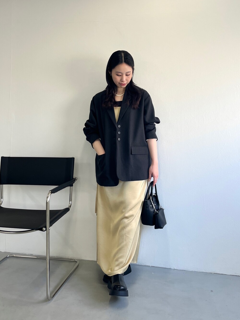 ブラック系のハンドバッグを着用したレディースの冬コーディネートの3枚目の写真